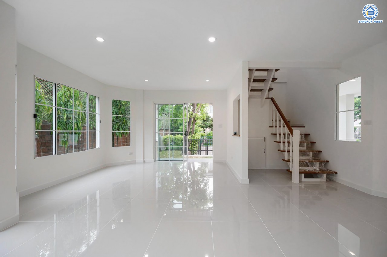 บ้านมือสองตกแต่งใหม่ โครงการ ชัยพฤกษ์2 ราชพฤกษ์-ติวานนท์ หลังมุม เนื้อที่ 57.30 ตร.ว. ฟังก์ชัน 3 ห้องนอน 2 ห้องน้ำ จอดรถได้ 2 คัน บรรยากาศเงียบสงบเป็นส่วนตัว สิ่งอำนวยความสะดวกมากมาย! บนทำเลศักยภาพ หน้าโครงการติดถนนใหญ่ เชื่อมต่อถนนราชพฤกษ์ ใกล้จุดขึ้นทางด่วน "ศรีสมาน"...